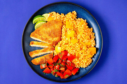 Veganes Hähnchenschnitzel mit Tomatensalsa dazu Perlencouscous mit Paprika und Limette