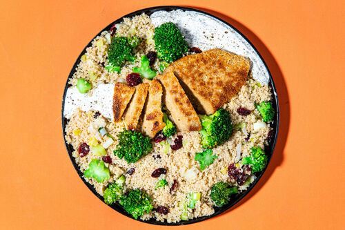 Veggieschnitzel an Cranberry-Couscous und Gemüse, dazu cremiger Minzdip