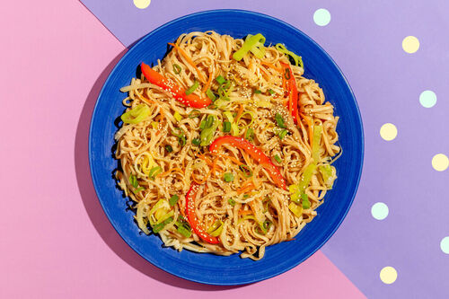 Würzige Udon-Gemüse-Pfanne mit zweierlei Sesam-Garnitur