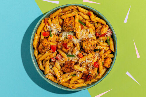 Herzhafte Hähnchenpasta mit Lauch, Tomaten und Käse