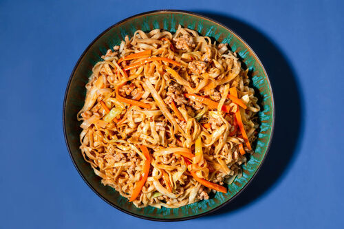 Asia-Pfanne mit veganem Hack mit Erdnusssauce und Asia-Gemüse