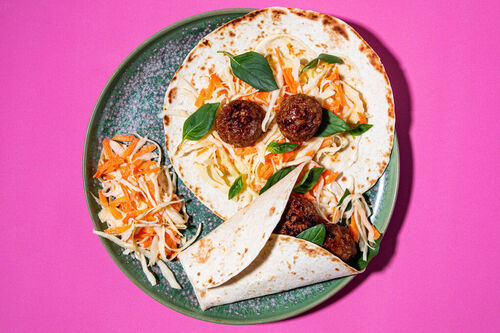 V: Vegane Wraps mit Teriyaki-Bällchen serviert mit Coleslaw und Thai-Basilikum