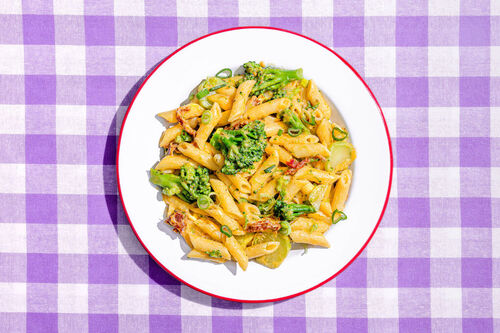 Pasta mit leckerer Käsesauce mit getrockneten Tomaten und Brokkoli