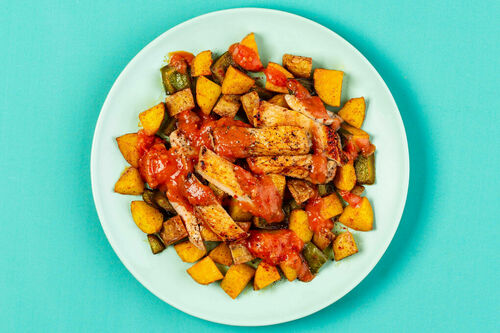 Schweinesteakstreifen mit Tomatensalsa auf Ofenpaprika und Röstkartoffeln