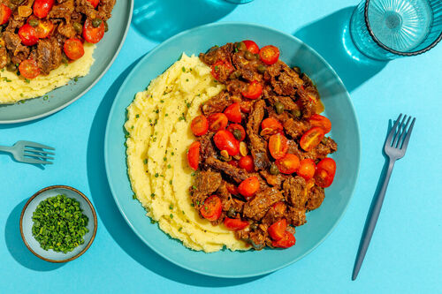 Veganes Toskana-Gulasch auf Kartoffelpüree mit Kirschtomaten und Kapern