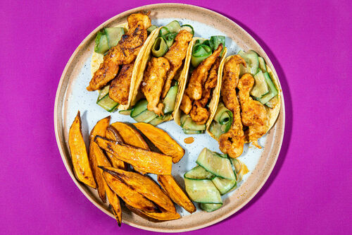 Hähnchentacos mit würzigem Gurkensalat dazu gebackene Süßkartoffelspalten