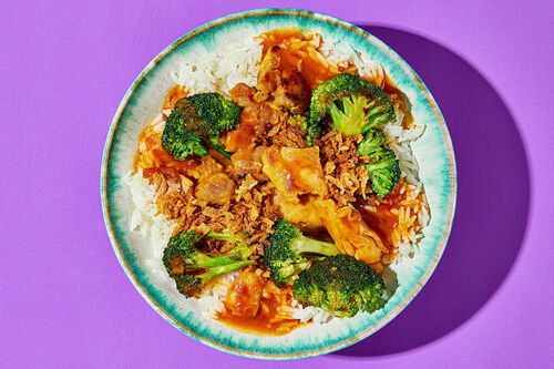 Asiatische Hähnchen-Brokkoli-Pfanne an Reis und Ingwer-Würzsauce