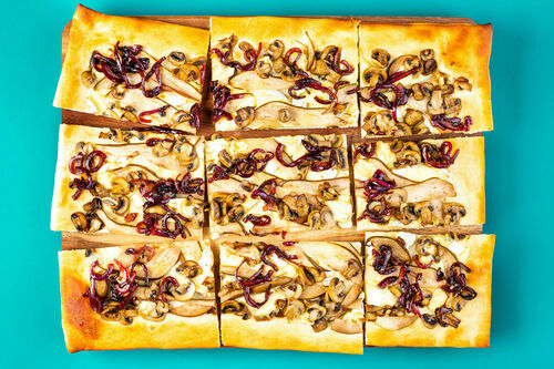 Pizza bianca mit Camembert und Pilzen garniert mit Birne und roten Zwiebeln