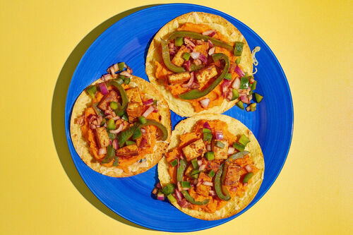 Tostadas mit gebratenem Tofu auf Süßkartoffelpüree und grüner Paprika