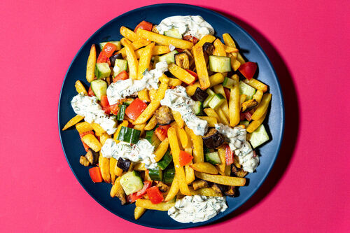 TBR Bunter Pommesteller mit Gemüse dazu Tomaten-Gurken-Salat und Hummusdip