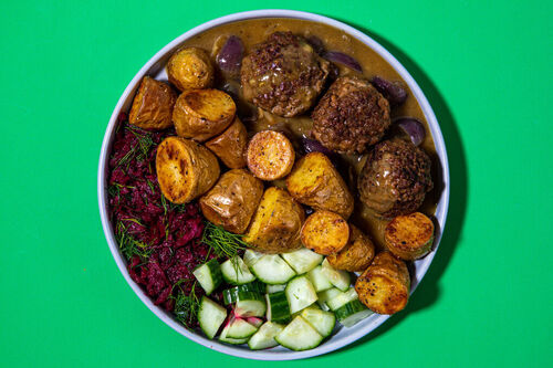 Vegane Hackbällchen schwedische Art mit eingelegtem Gemüse und Röstkartoffeln