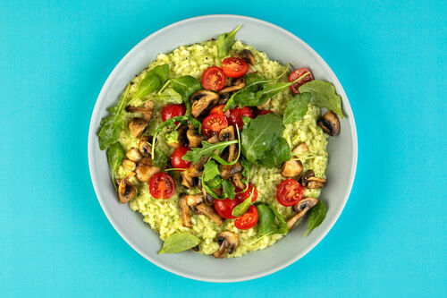 Feines Risotto mit Rucola-Walnuss-Pesto dazu gebratene Pilze und Kirschtomaten