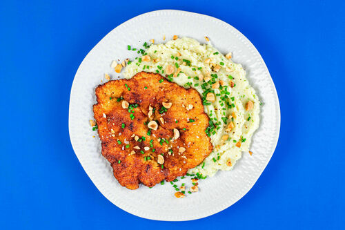 Schweineschnitzel auf Selleriepüree verfeinert mit Apfel und Haselnüssen