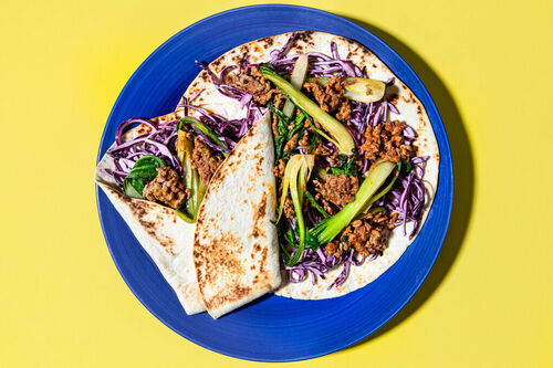 Wraps mit koreanisch scharfem Rinderhack dazu cremiger Rotkohlsalat