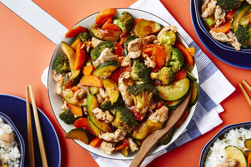 RS Asia-Schweineschnetzel mit Gemüse serviert auf Jasminreis