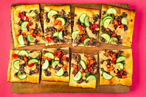 Hackfleisch-Pizza „Lahmacun-Style“ mit köstlicher Walnuss-Paprika-Sauce