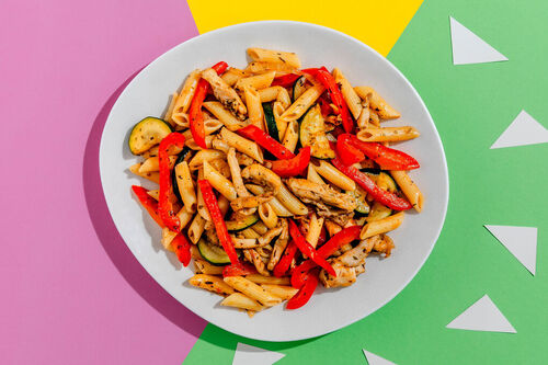 Hähnchenpfanne mit Linsen-Strozzapreti und buntem Paprika-Zucchini-Gemüse