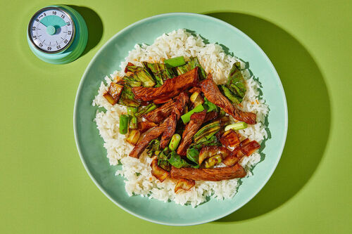 Teriyaki-Rinderpfanne mit Pak Choi auf duftigem Jasminreis