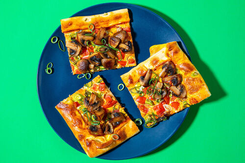 Flammkuchen mit Rührei und Pilzen garniert mit Tomaten und Zwiebeln