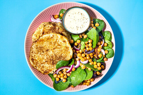 Indisch gewürzte Sellerie-„Steaks“ mit Spinatsalat, Kichererbsen und Joghurtdip