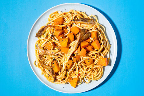 Udon mit Austernpilzen und Hokkaidokürbis in Ingwer-Würzsauce