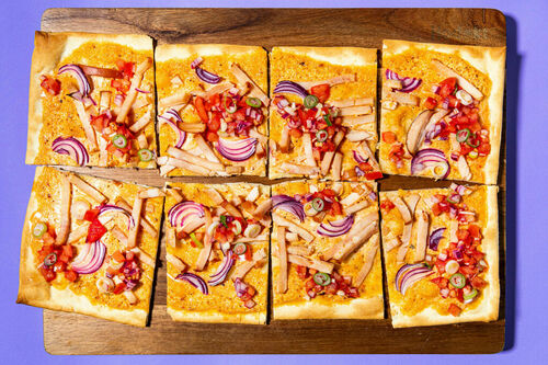 Hähnchenflammkuchen „Mexiko“ mit frischer Tomatensalsa