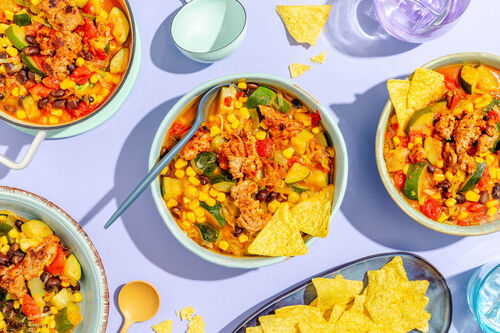 Buntes Chili con Carne mit Zucchini und Lauch, dazu Tortillachips