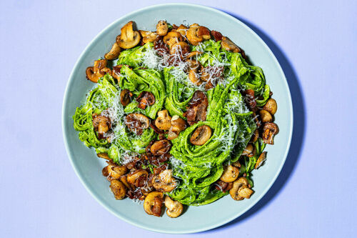 Tagliatelle mit Pilzen und Speck in zartem Pesto aus Haselnüssen und Spinat