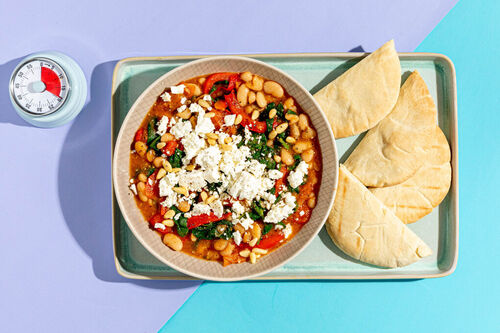 Griechischer Gemüsetopf mit Feta verfeinert mit Pinienkernen und Pitabrot