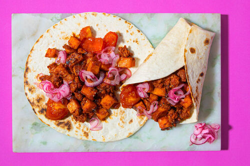 Süßkartoffel-Picadillo mit veganem Hack serviert auf warmen Tortillas