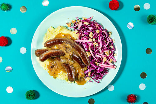 Special: Chipolata-Würste auf Kartoffelpüree mit Zwiebelsauce und Rotkohlsalat