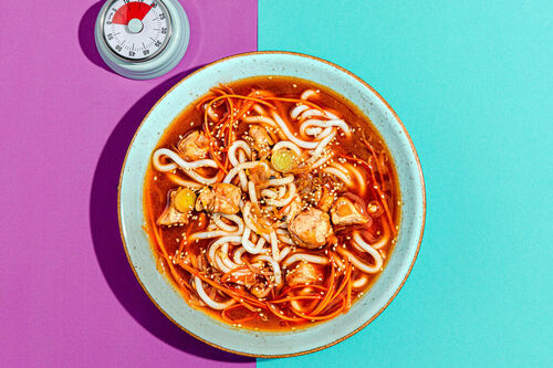 Koreanischer Hähncheneintopf mit Udon-Nudeln und buntem Gemüse