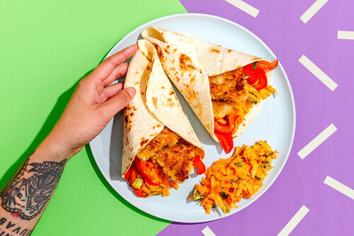 Fischnugget-Wraps mit Karottensalat und Paprika in Sweet-Chili-Sauce