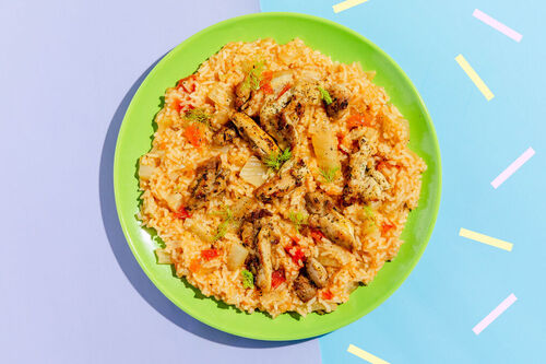 Mediterranes Hähnchen auf Reistopf mit zartem Fenchel und Tomaten