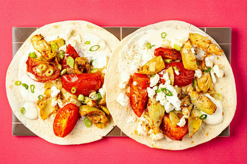 OP Wraps mit Artischocken und Ofentomaten dazu herzhafter Fetadip und Lauchzwiebeln