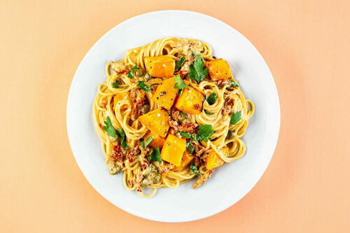 Cremige Pasta mit gebackenem Kürbis mit getrockneten Tomaten und Petersilie