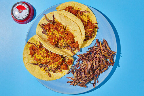 BBQ-Käse-Tacos mit Veggie-Hack dazu knackiger Rotkohlsalat