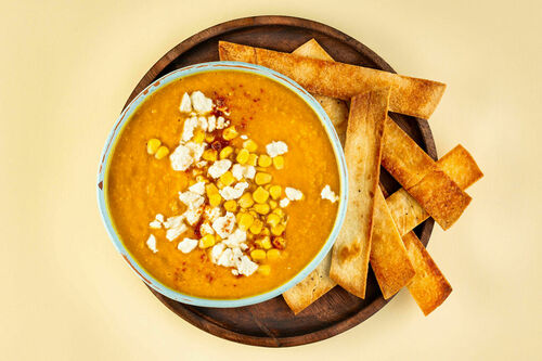 Mexikanische Kürbissuppe mit Feta mit Mais und knusprigen Tortillachips