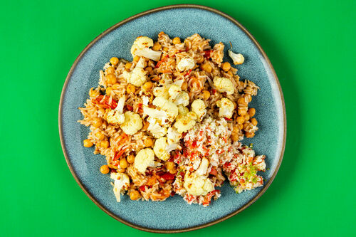 Kichererbsen-Gewürzreis mit Blumenkohl an aromatischem Tomaten-Kokos-Chutney