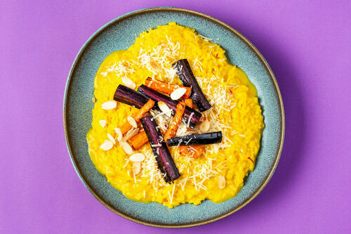 Sanftes Safranrisotto mit Mandeln dazu geröstete Karotten