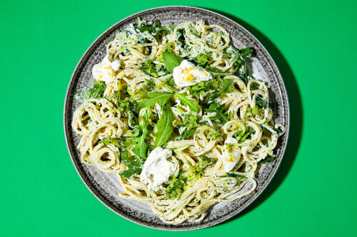 Zitronige Pasta mit Mohn und Ricotta mit Zucchini und Rucola