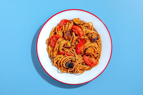 Würzige Auberginen-Vollkornspaghetti mit Tomaten-Oliven-Pesto und Kapern