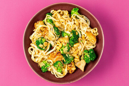 Köstliches Hähnchen mit Erdnusssauce in einer Brokkoli-Nudelpfanne