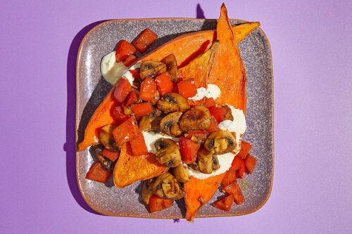 RS-KF Ofen-Süßkartoffeln mit Fetasauce und einer Füllung aus Pilzen und Paprika