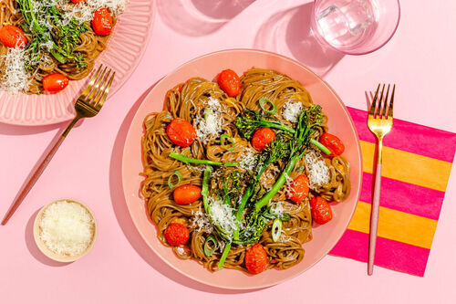 Pikante Nudelpfanne Carbonara-Style mit Brokkolini, Kirschtomaten und Sesamöl