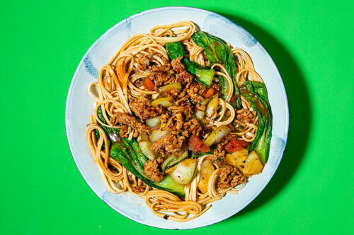 Scharfes Hackfleisch auf Udon-Nudeln mit zartem Pak Choi und Tomate
