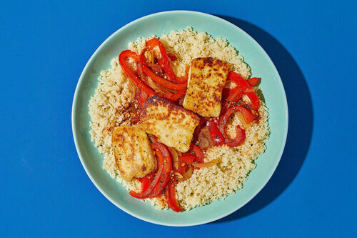 Gebratener Grillkäse auf Couscous mit mediterranem Gemüse