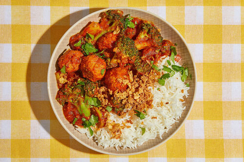 Vegane Cajun-Hackbällchen auf Reis mit Brokkoli und Koriander