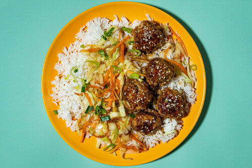 V: Ingwer-Hackbällchen in duftender Sauce gebettet auf Reis und Gemüse