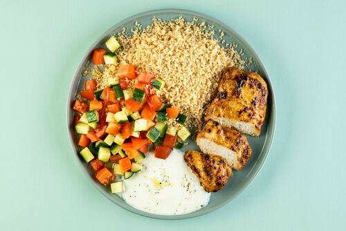 Würziges Harissa-Hähnchen mit Joghurt dazu Couscous und Gurken-Tomaten-Salat